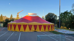 Zirkus - Montag\r\nEs kann losgehen. Kinder und Lehrpersonen freuen sich auf den Start der Projektwoche.